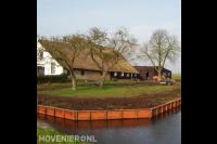 Houten beschoeiing langs waterkant