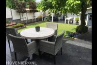 Tuin met verhoogd terras en gazon