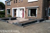Onderhoudsvriendelijke voortuin met bestrating en plantenbakken
