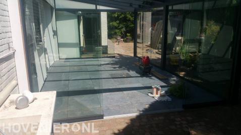 Bestrating leggen onder terrasoverkapping