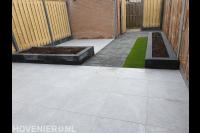 Achtertuin met straatwerk van natuursteen tegels en klinkers
