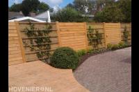 Houten schutting met klimplanten