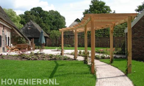Grote tuin met gazon en houten pergola 1