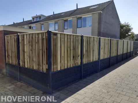 Hout beton schutting plaatsen