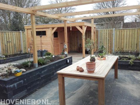 Tuin met pergola en houten overkapping met berging 2