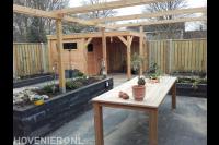Tuin met pergola en houten overkapping met berging 2
