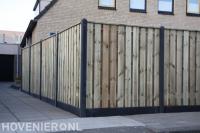 Hout beton schutting om hoektuin