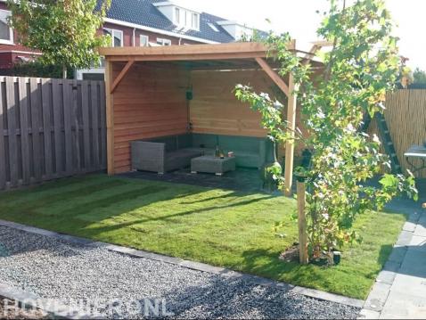 Terras met houten overkapping bij nieuw gazon van graszoden 2