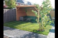 Terras met houten overkapping bij nieuw gazon van graszoden 2