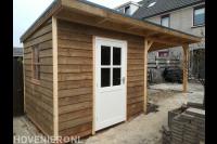 Houten tuinhuisje met overkapping