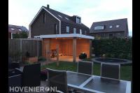 Houten veranda met verlichting