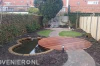 Tuin met ronde vormen, vijver, houten vlonder en klein gazon 1