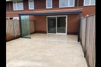 Straatwerk van keramische tegels in achtertuin