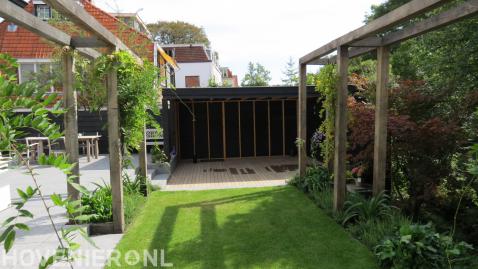 Houten pergola's langs gazon 3