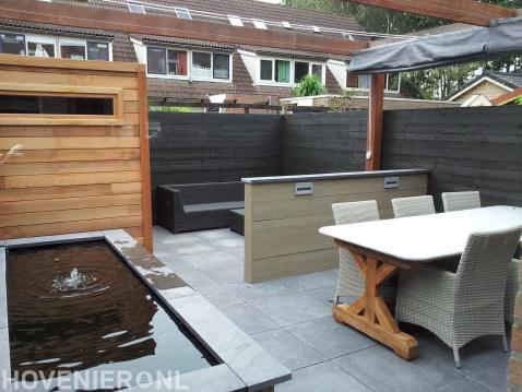 Compacte tuin met vijver, schuurtje en pergola met harmonicadoek