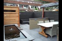 Compacte tuin met vijver, schuurtje en pergola met harmonicadoek