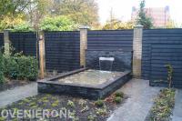 Strakke vijver met watermuur