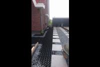 Oprit aanleggen met split en siertegels