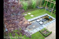 Strakke tuin met vijver, vlonder, gras en pergola 1