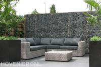 Loungeset op terras afgeschermd met schanskorf