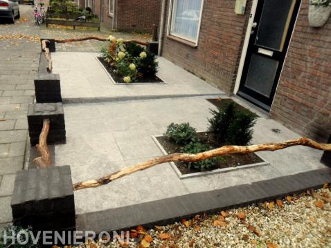 Onderhoudsarme voortuin met afscheiding van dikke takken