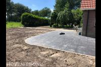 Terras aanleggen met antraciet tegels