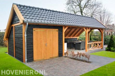 Houten kapschuur met veranda