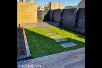 Achtertuin met sierbestrating en gazon van graszoden