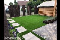 Kunstgras gazon met grote tegels