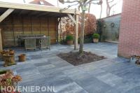 Houten overkapping en bestrating van natuursteen 1