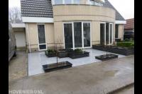 Onderhoudsvriendelijke voortuin met keramische tegels en plantenbakken