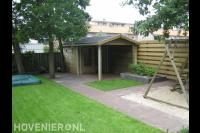 Houten tuinhuis met overkapping