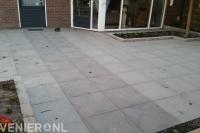 Siertegels leggen in achtertuin