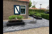 Onderhoudsarme tuin met grind, split en plantenbakken