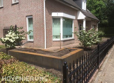 Voortuin met plantenbak van cortenstaal