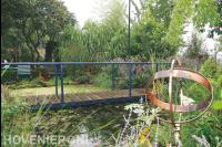 Natuurlijke tuin met loopbrug over vijver