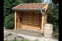 Houten overkapping en regenton