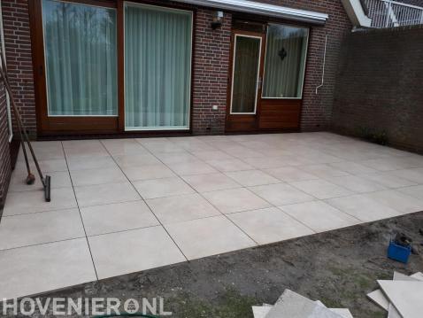 Terras van keramische tegels