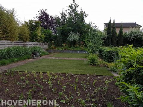 Tuinaanleg met nieuwe beplanting en gazon van graszoden