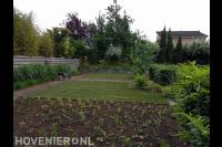 Tuinaanleg met nieuwe beplanting en gazon van graszoden