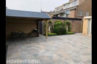 Achtertuin bestraten met siertegels