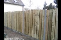 Hout beton schutting plaatsen