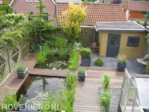 Achtertuin met vijver, vlonders en tuinhuisje