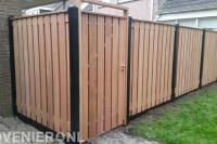 Hout beton schutting met poort