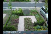 Bovenaanzicht voortuin met nieuwe bestrating en beplanting