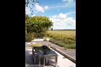 Terras met tuinset met uitzicht over akkers