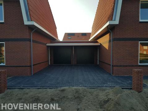 Opritten nieuwbouwwoningen bestraten met betonklinkers