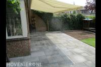 Bestrating van natuursteen tegels in wildverband