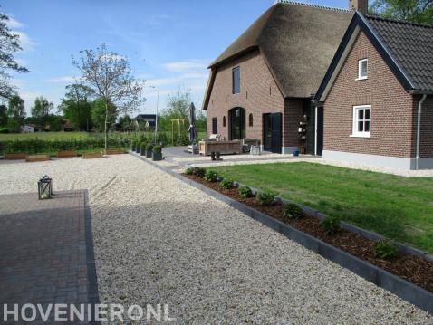 Boerderijtuin met terras, gazon en grind