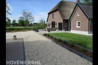 Boerderijtuin met terras, gazon en grind